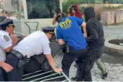 六爻龟壳洛杉矶之后，纽约也乱了，超20人被捕