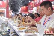 六爻龟壳“嗦粉”经济火热 中国多地“食力”出圈